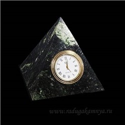 Часы из змеевика пирамида 105*105мм