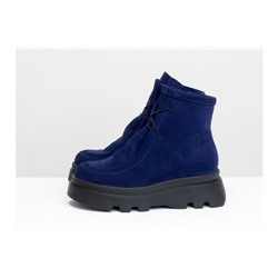Ботинки на шнуровке в стиле desert boots, выполнены из натуральной синей замши, на высокой ребристой черной подошве, Б-2175-04