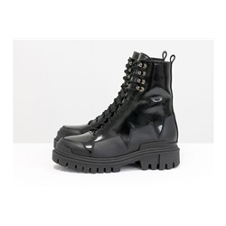 Черные ботинки на высокой шнуровке, выполнены из натуральной итальянской лаковой кожи и матовой кожи, на ребристой подошве с глубоким протектором, Б-2075-05