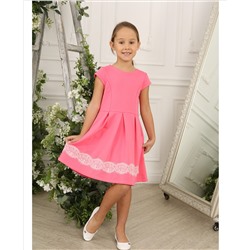 Ярко-розовое платье с гипюром для девочки 80907-ДН21